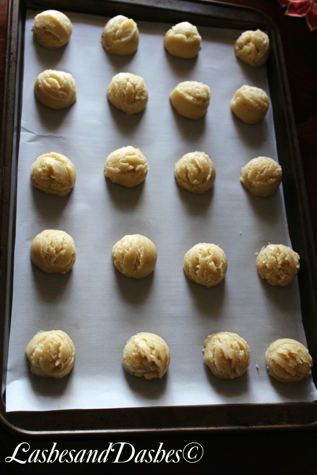 Almond Meltaway Cookies via LashesandDashes